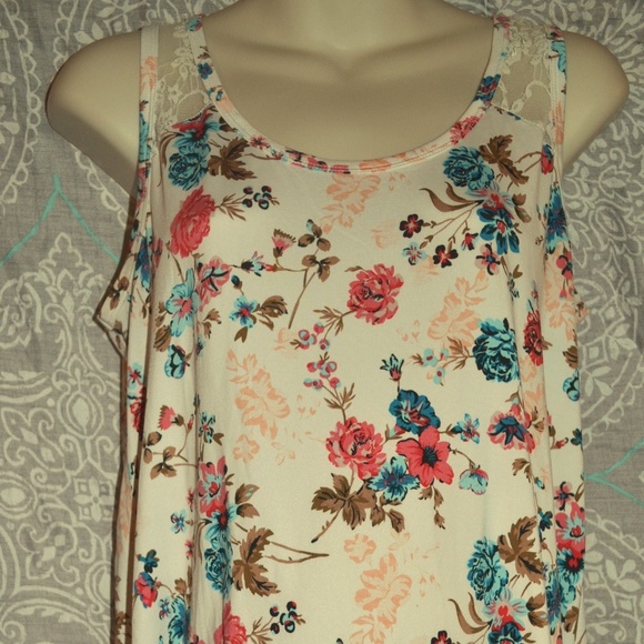 Tutta Bella Floral & Lace Tank- Medium - Picture 1 of 1